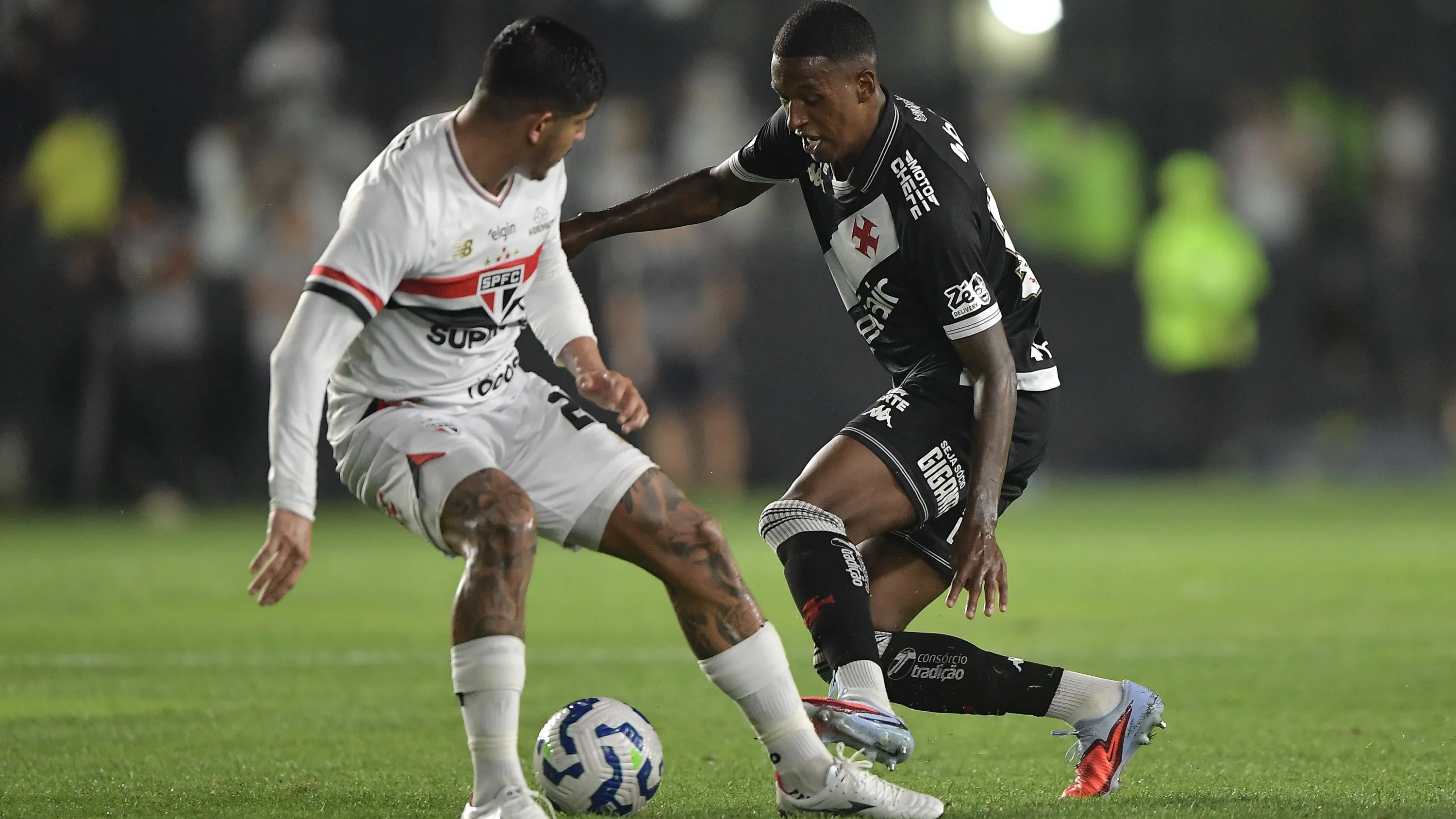 Robert Renan jogador do Vasco durante partida contra o Sao Paulo no estadio Sao Januario pelo campeonato Brasileiro A 2025. Foto: Thiago Ribeiro/AGIF
