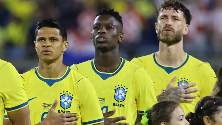 Douglas Santos (à esquerda) planeja novos ares e saída do Zenit ganha força após a Copa