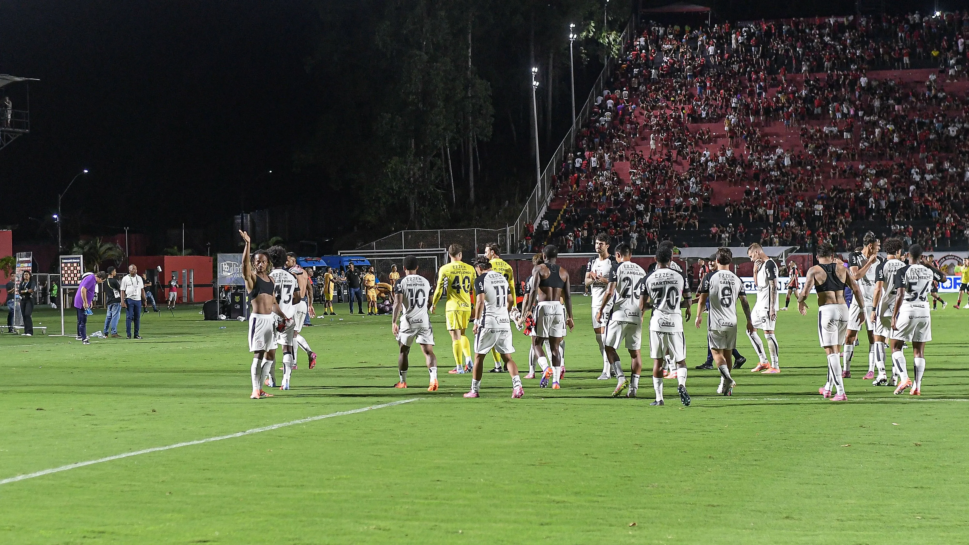 Jogadores do Corinthians comemoram vitoria ao final da partida contra o Vitoria no estadio Barradao pelo campeonato Brasileiro A 2025. Foto: Jhony Pinho/AGIF