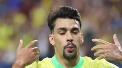 Lucas Paquetá durante partida com a camisa do Brasil.