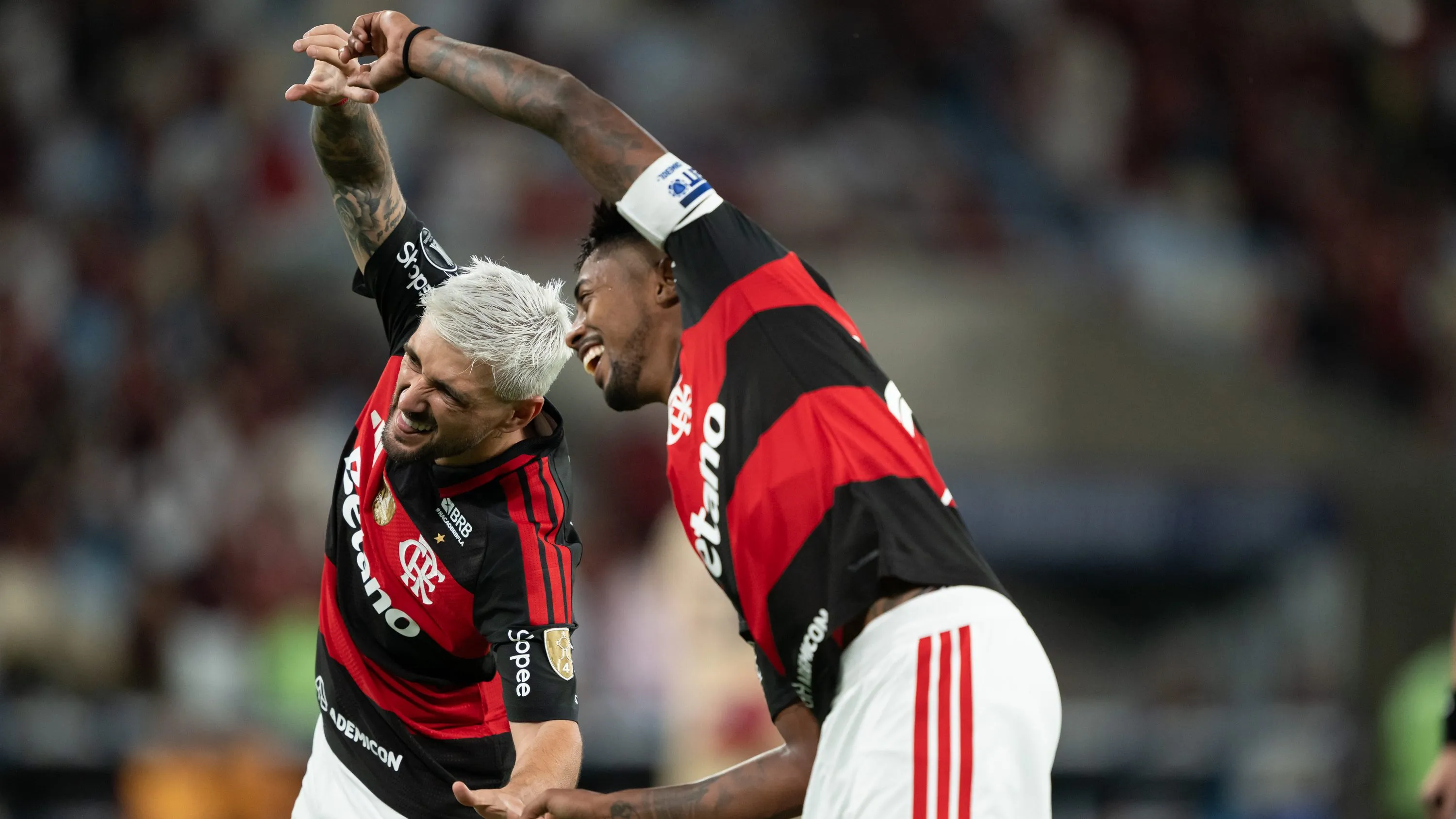 Arrascaeta jogador do Flamengo comemora seu gol com Bruno Henrique jogador da sua equipe durante partida contra o Independiente Medellin no estadio Maracana pelo campeonato Copa Libertadores 2026. Foto: Jorge Rodrigues/AGIF
