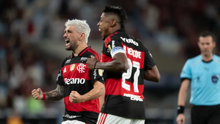 Arrascaeta jogador do Flamengo comemora seu gol com Bruno Henrique jogador da sua equipe durante partida contra o Independiente Medellin no estadio Maracana pelo campeonato Copa Libertadores 2026. Foto: Jorge Rodrigues/AGIF