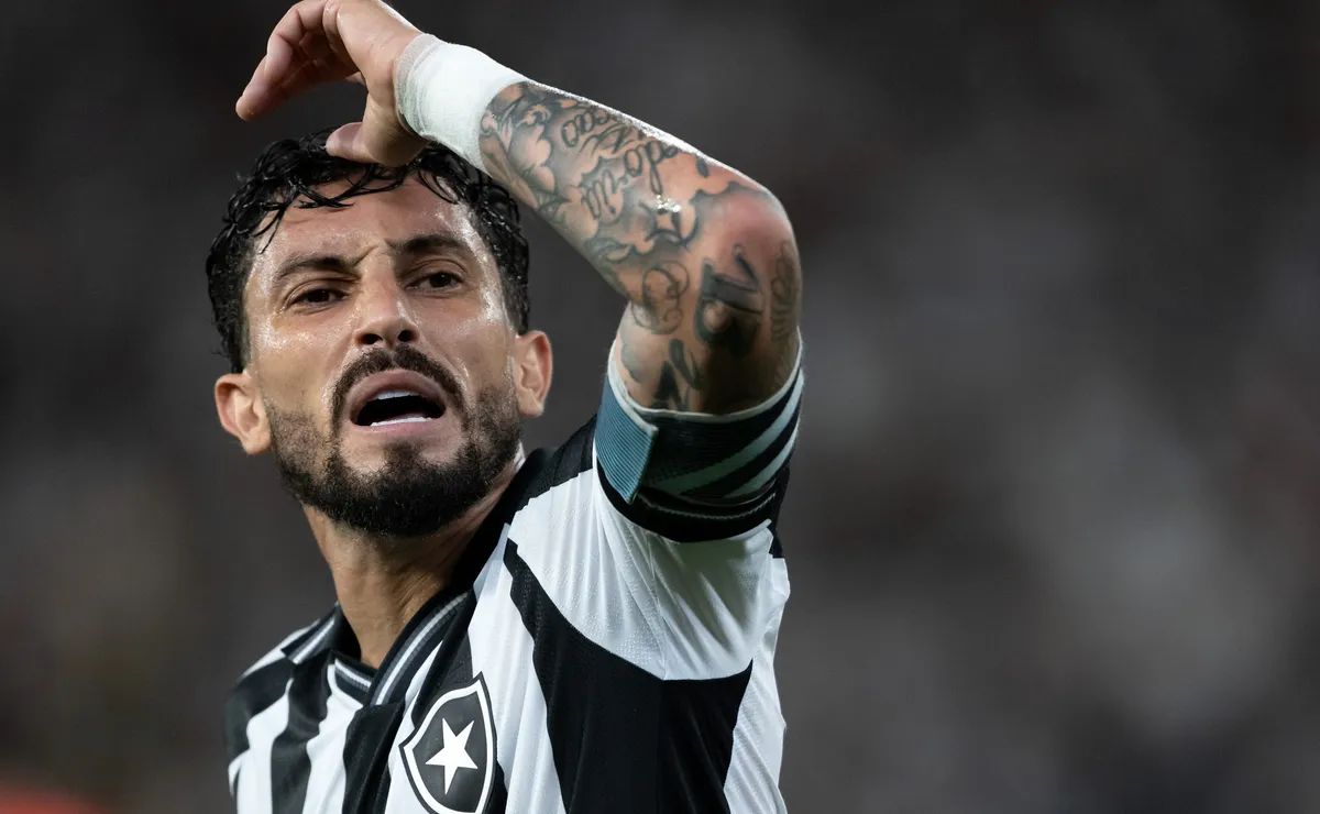 Alex Telles e Botafogo discordam sobre renovação e redução salarial trava avanço em negociação