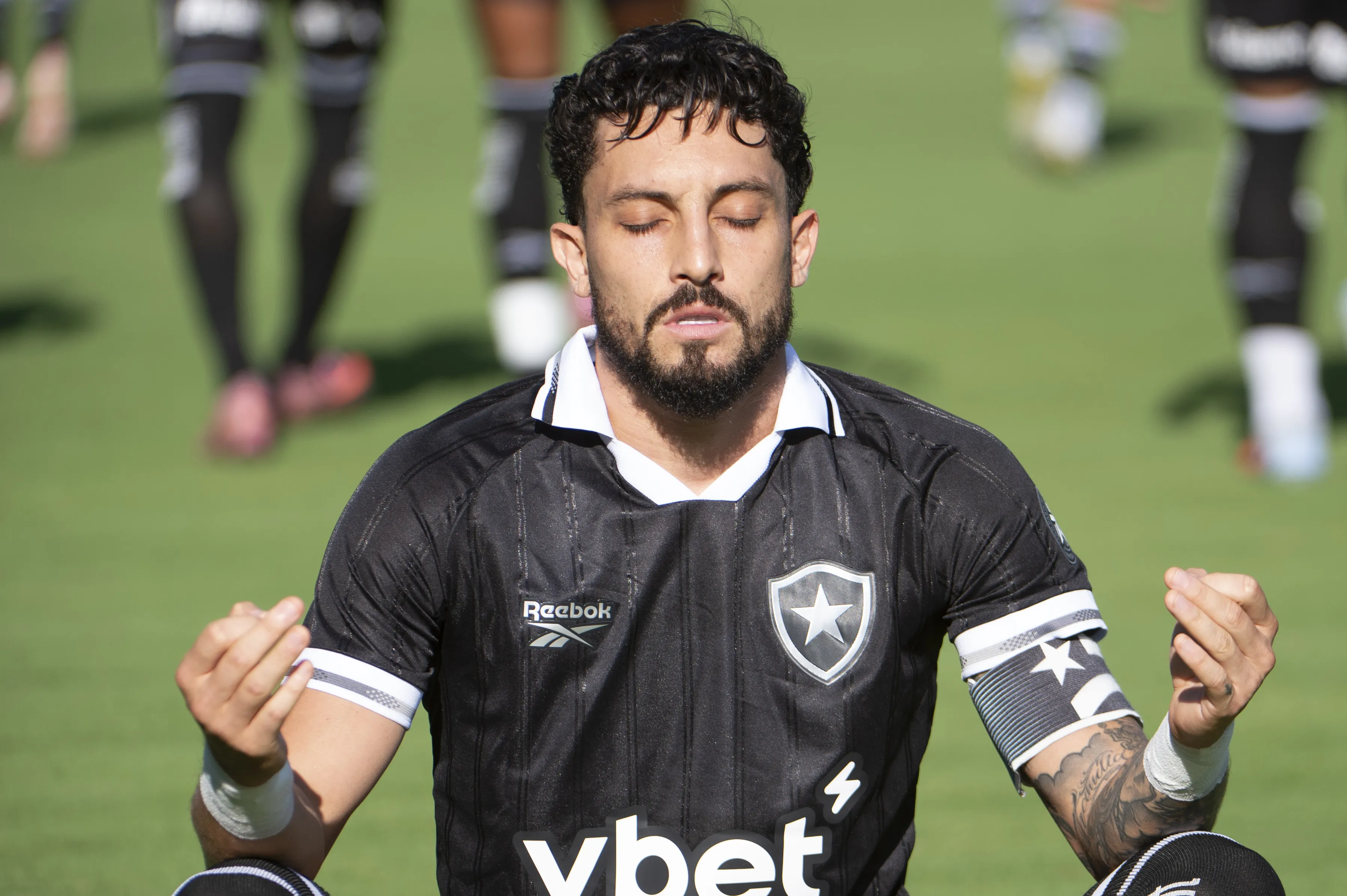 Salário altíssimo de R$ 1,7 milhão por mês, segundo site, é um dos entraves para Botafogo avançar em renovação com Alex Telles – Foto: Anderson Romao/AGIF