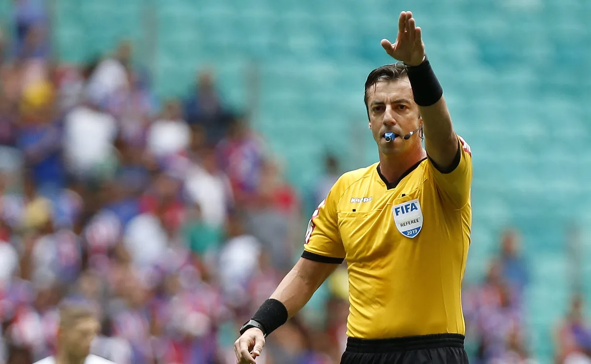 Raphael Claus é escalado para Cruzeiro x Grêmio e pressão da arbitragem cresce no Brasileirão