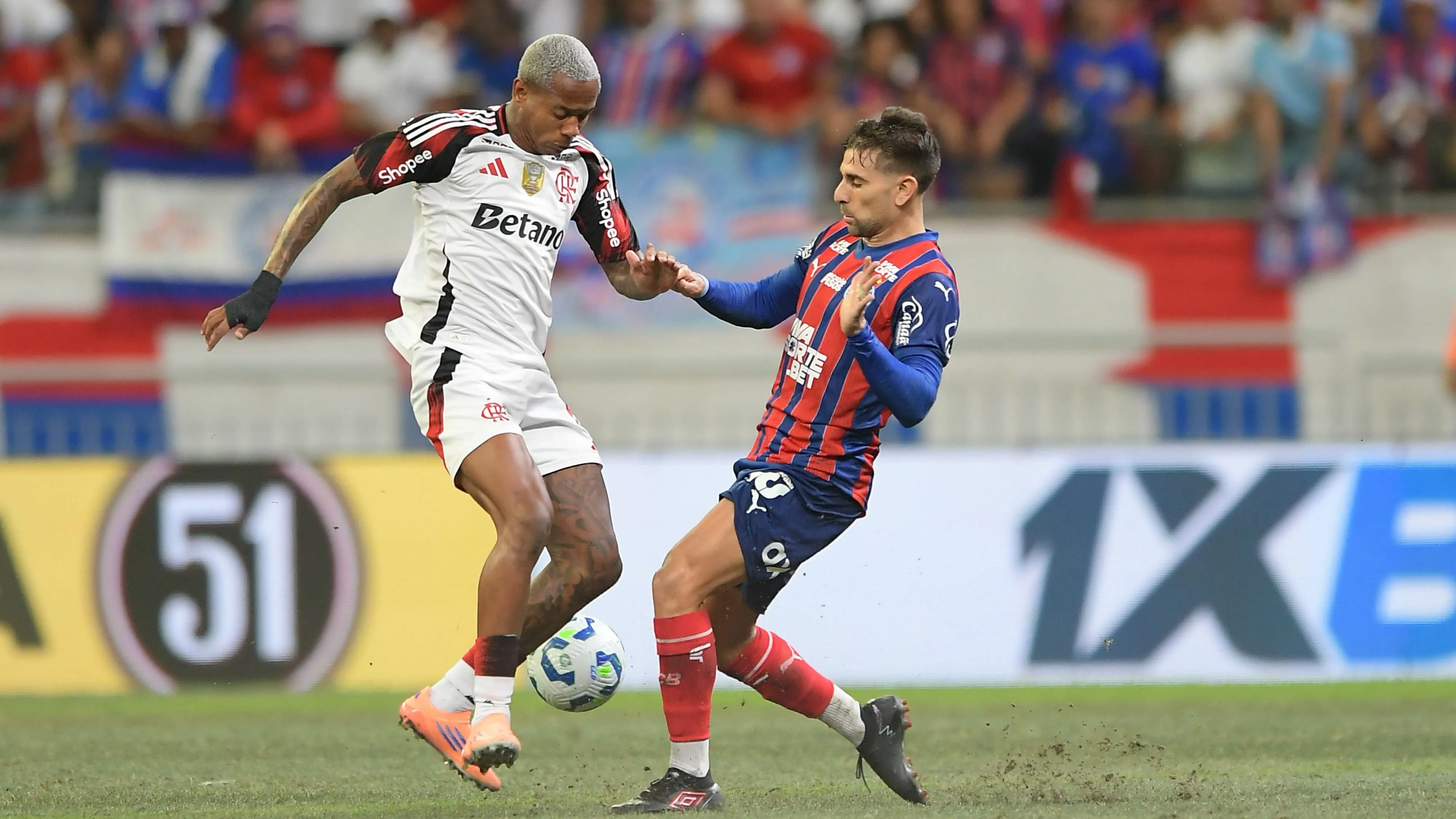 Acevedo jogador do Bahia disputa lance com Wallace Yan jogador do Flamengo durante partida no estadio Fonte Nova pelo campeonato Brasileiro A 2025. Foto: Jhony Pinho/AGIF