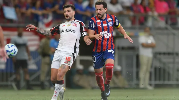 Everton Ribeiro jogador do Bahia disputa lance com Arrascaeta jogador do Flamengo durante partida no estadio Fonte Nova pelo campeonato Brasileiro A 2025. Foto: Jhony Pinho/AGIF