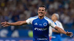 Lateral comemora gol pela Raposa