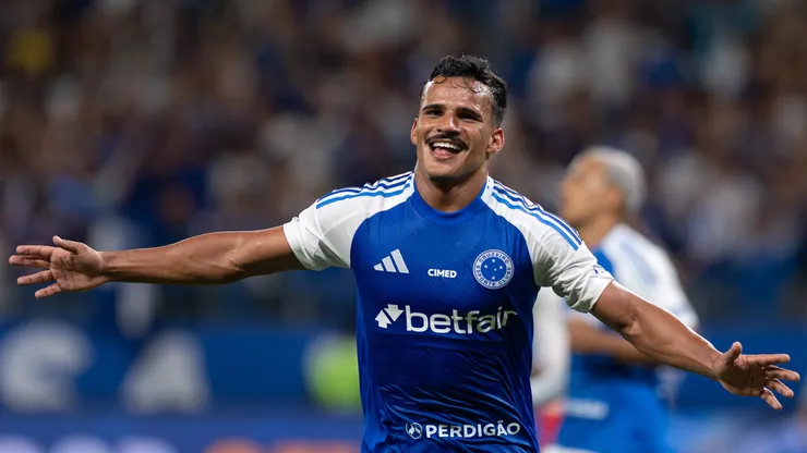 Lateral comemora gol pela Raposa