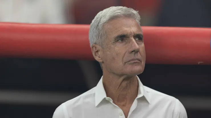 RS - PORTO ALEGRE - 11/04/2026 - BRASILEIRO A 2026, INTERNACIONAL X GREMIO - Luis Castro tecnico do Gremio durante partida contra o Internacional no estadio Beira-Rio pelo campeonato Brasileiro A 2026. Foto: Liamara Polli/AGIF