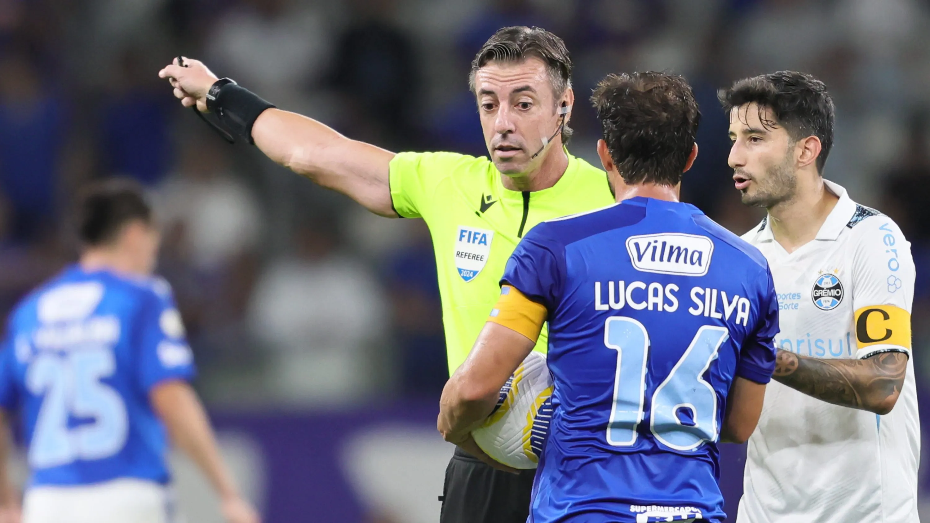 MG – BELO HORIZONTE – 27/11/2024 – BRASILEIRO A 2024, CRUZEIRO X GREMIO – O arbitro Raphael Claus durante partida entre Cruzeiro e Gremio no estadio Mineirao pelo campeonato Brasileiro A 2024. Foto: Gilson Lobo/AGIF