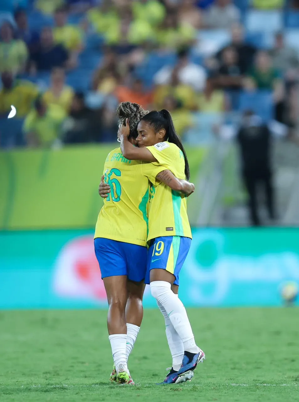 Tainá Maranhão e Raissa Bahia com a Amarelinha. Foto: Lívia Villas Boas/CBF