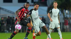 BA - SALVADOR - 25/10/2025 - BRASILEIRO A 2025, VITORIA X CORINTHIANS - Dudu jogador do Vitoria disputa lance com Memphis jogador do Corinthians durante partida no estadio Barradao pelo campeonato Brasileiro A 2025. Foto: Walmir Cirne/AGIF