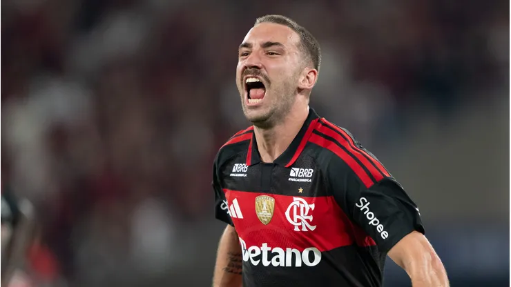 RJ - RIO DE JANEIRO - 05/04/2026 - BRASILEIRO A 2026, FLAMENGO X SANTOS - Leo Ortiz jogador do Flamengo comemora seu gol anulado pelo var durante partida contra o Santos no estadio Maracana pelo campeonato Brasileiro A 2026. Foto: Jorge Rodrigues/AGIF