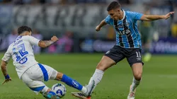 Miguel Monsalve jogador do Grêmio disputa lance com William jogador do Cruzeiro durante partida no estadio Arena do Gremio pelo campeonato Brasileiro A 2025. Foto: Liamara Polli/AGIF