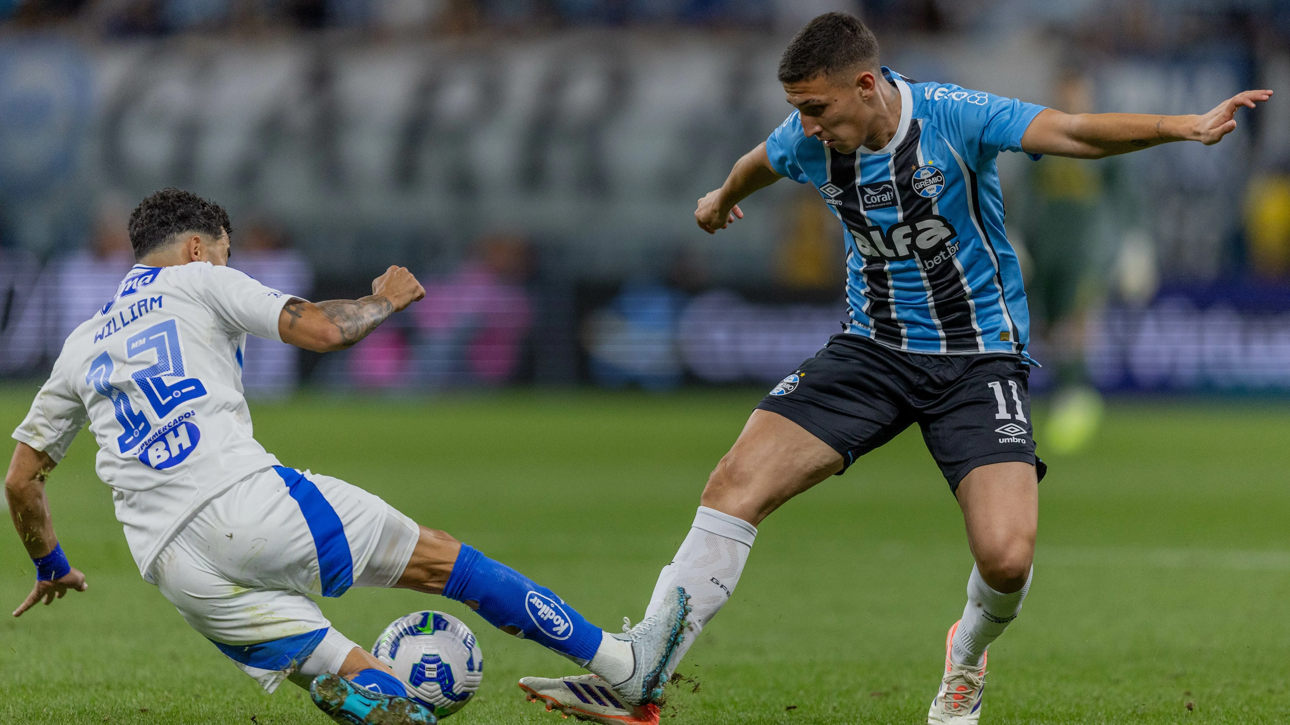 Miguel Monsalve jogador do Grêmio disputa lance com William jogador do Cruzeiro durante partida no estadio Arena do Gremio pelo campeonato Brasileiro A 2025. Foto: Liamara Polli/AGIF