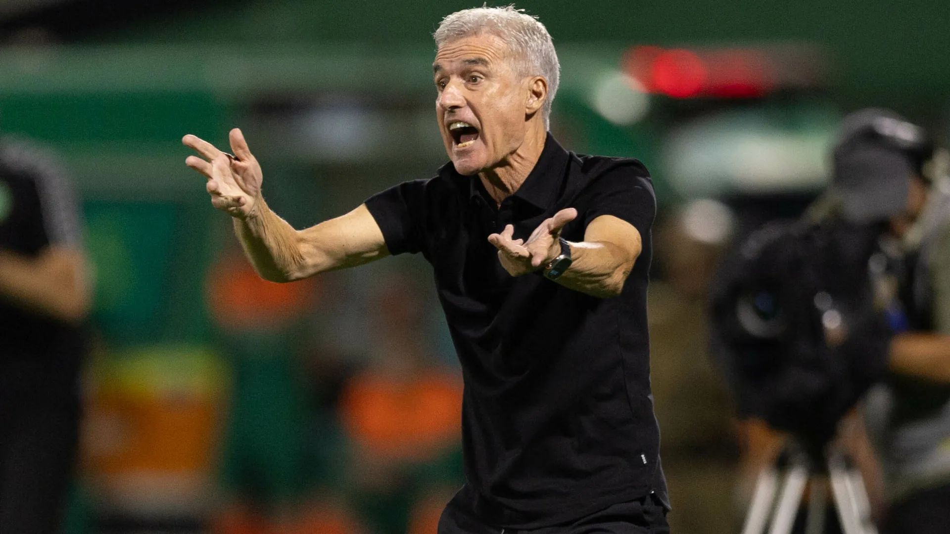 Luís Castro no comando técnico do Grêmio – Foto: Liamara Polli/AGIF