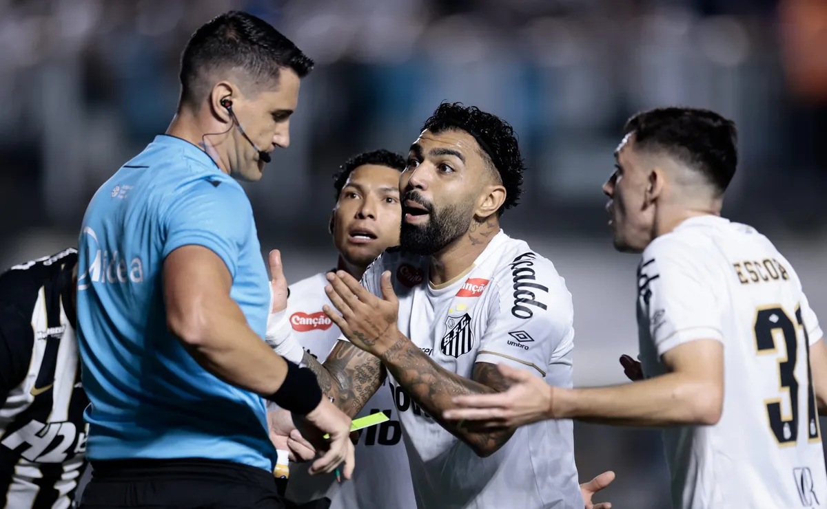Santos recebe multa de R$ 8 mil por incidentes na vitória sobre o Atlético-MG, na Vila Belmiro