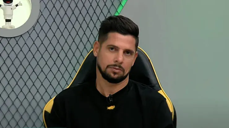 Cicinho projetou Vitória x Corinthians pela 12ª rodada do Brasilerão - Foto: Reprodução/TV Band