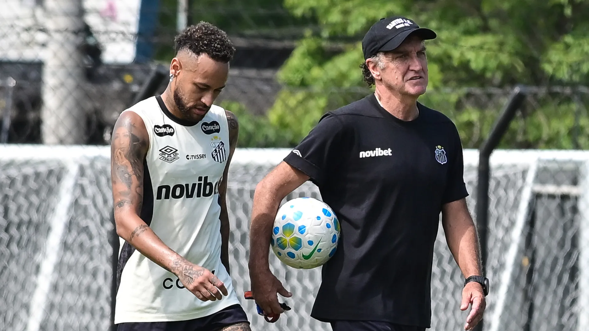 Neymar e Cuca durante o treino do Santos – Foto: Jota Erre/AGIF