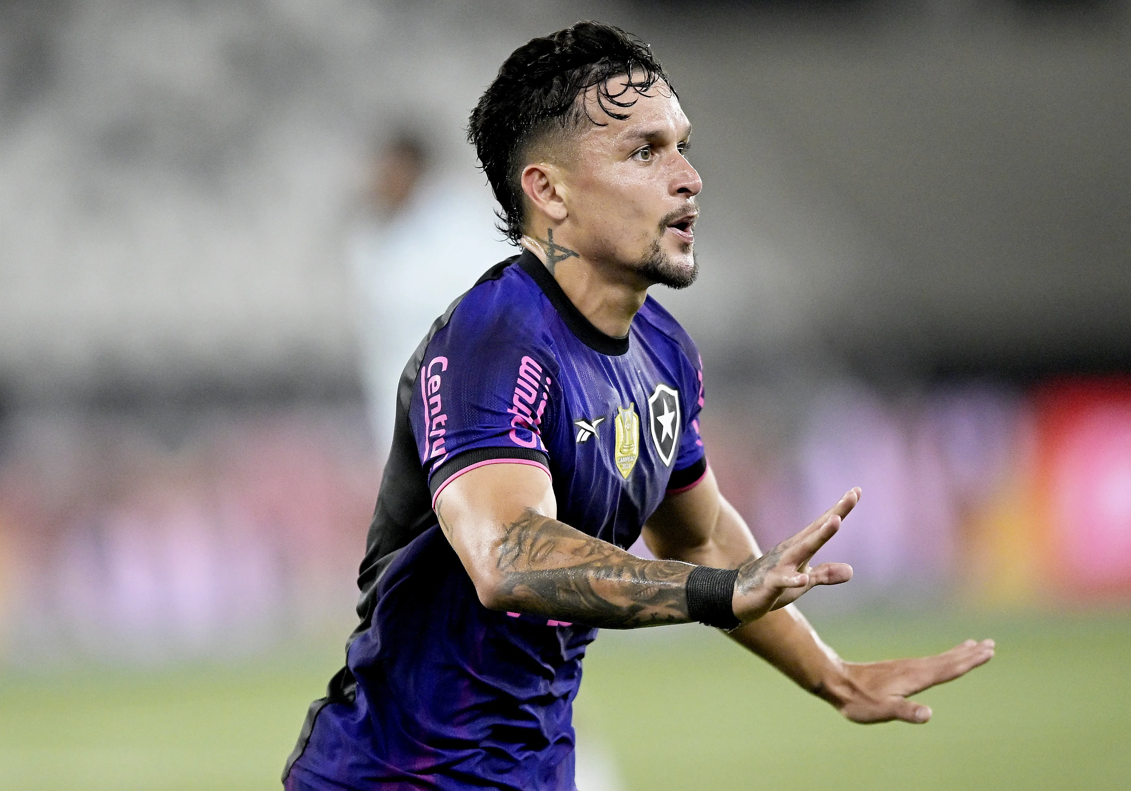 RJ – RIO DE JANEIRO – 22/11/2025 – BRASILEIRO A 2025, BOTAFOGO X GREMIO – Arthur jogador do Botafogo comemora seu gol durante partida contra o Gremio no estadio Engenhao pelo campeonato Brasileiro A 2025. Foto: Alexandre Loureiro/AGIF