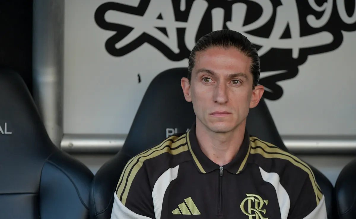 Filipe Luís mira Europa, e staff busca solução para liberar atuação na Inglaterra