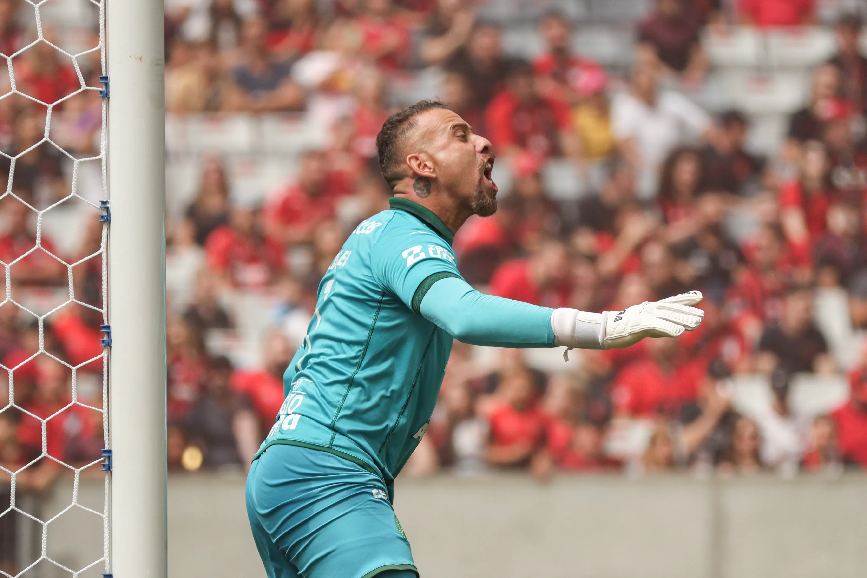 PR – CURITIBA – 12/04/2026 – BRASILEIRO A 2026, ATHLETICO-PR X CHAPECOENSE – Rafael Santos goleiro do Chapecoense durante partida contra o Athletico-PR no estadio Arena da Baixada pelo campeonato Brasileiro A 2026. Foto: Robson Mafra/AGIF