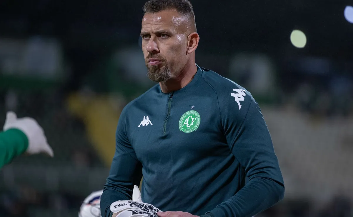 Antes de enfrentar o Botafogo, goleiro da Chape Rafael Santos revela bastidor blindado e faz alerta