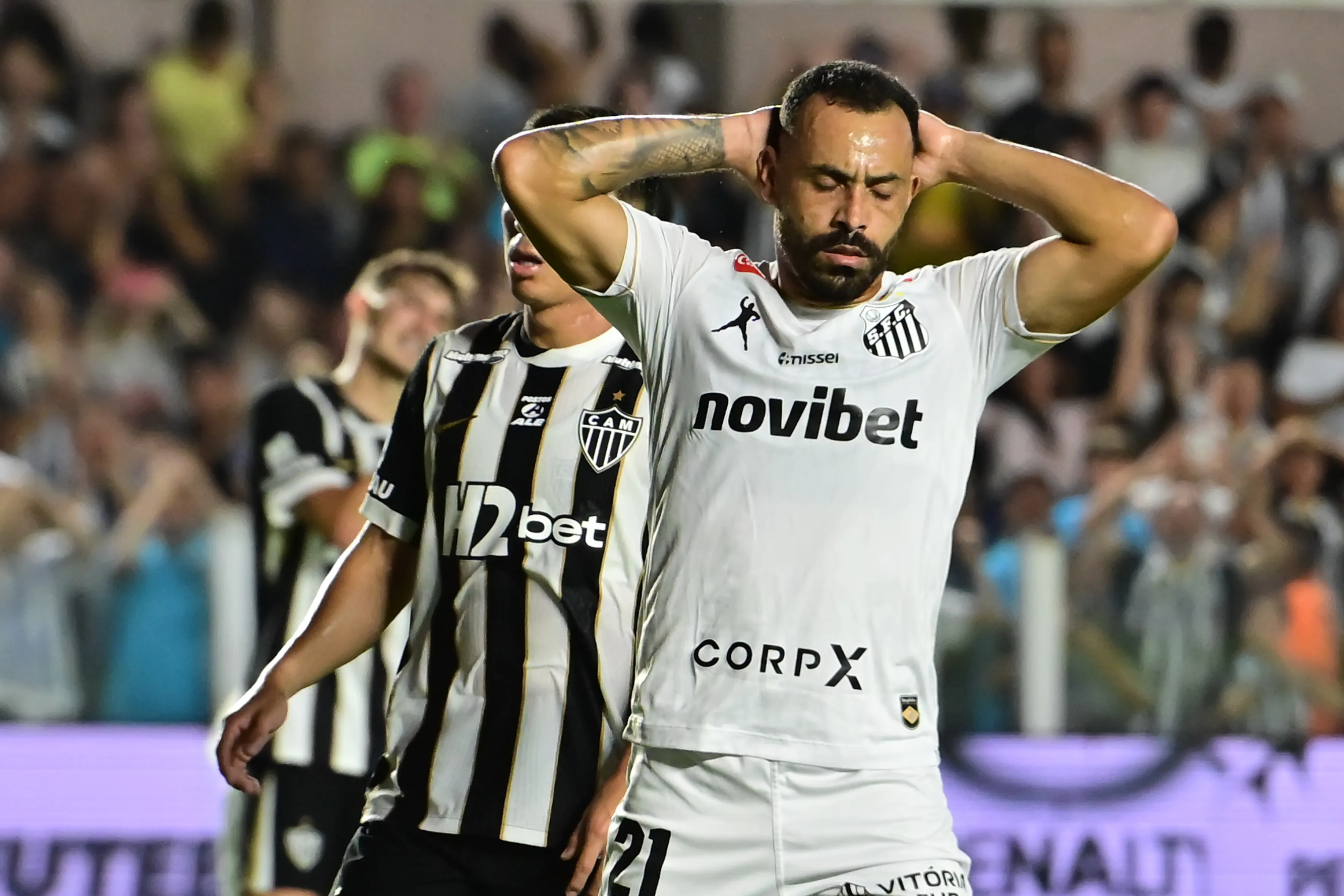 SP – SANTOS – 11/04/2026 – BRASILEIRO A 2026, SANTOS X ATLETICO-MG – Moises jogador do Santos lamenta durante partida contra o Atletico-MG no estadio Vila Belmiro pelo campeonato Brasileiro A 2026. Foto: Jota Erre/AGIF