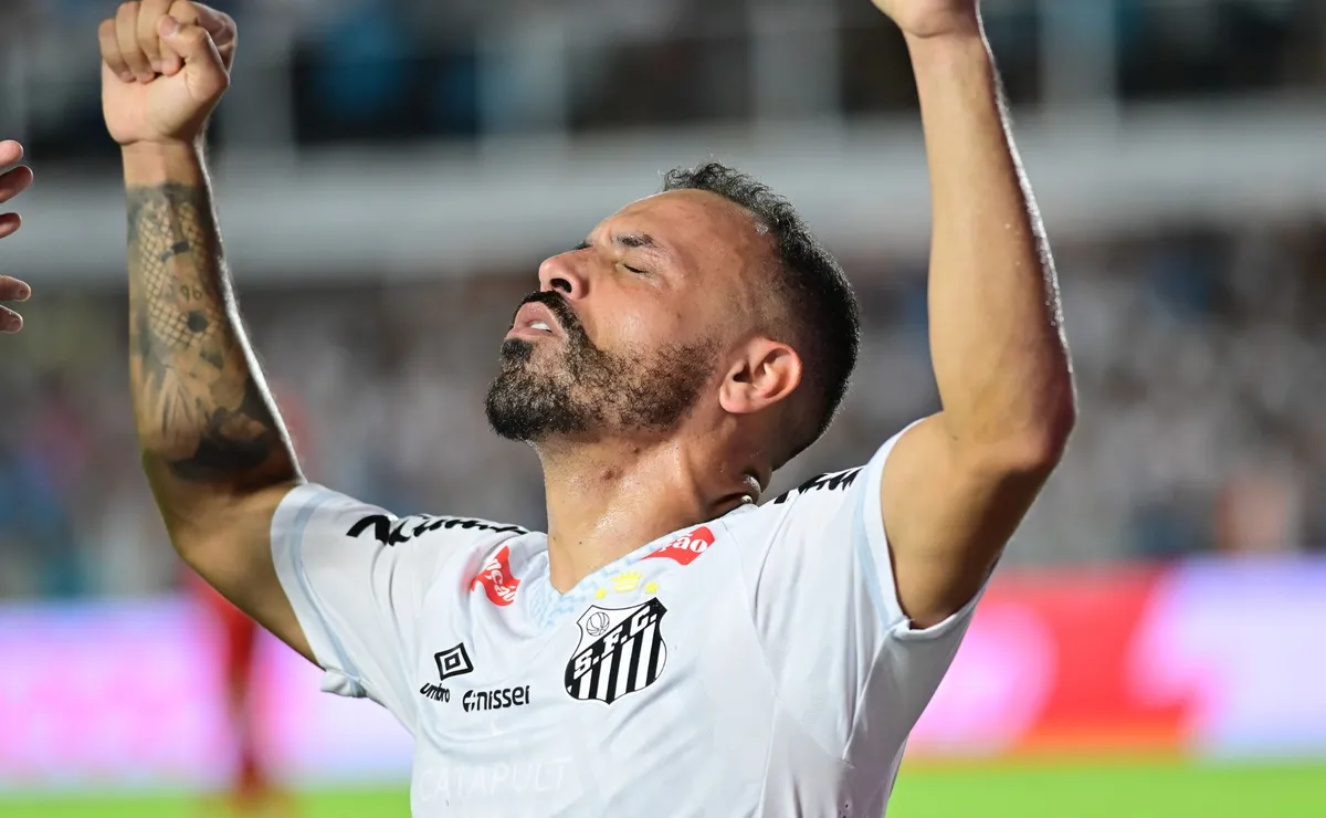 Sem Rony, Moisés ganha força no Santos e pode enfim embalar entre os titulares