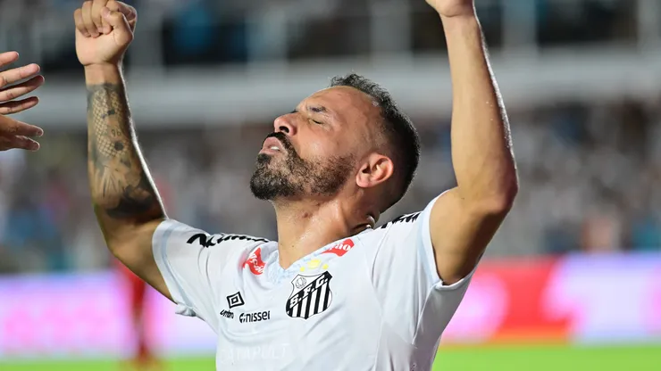 Sem Rony, Moisés ganha força no Santos e pode enfim embalar entre os titulares - Foto Jota ErreAGIF