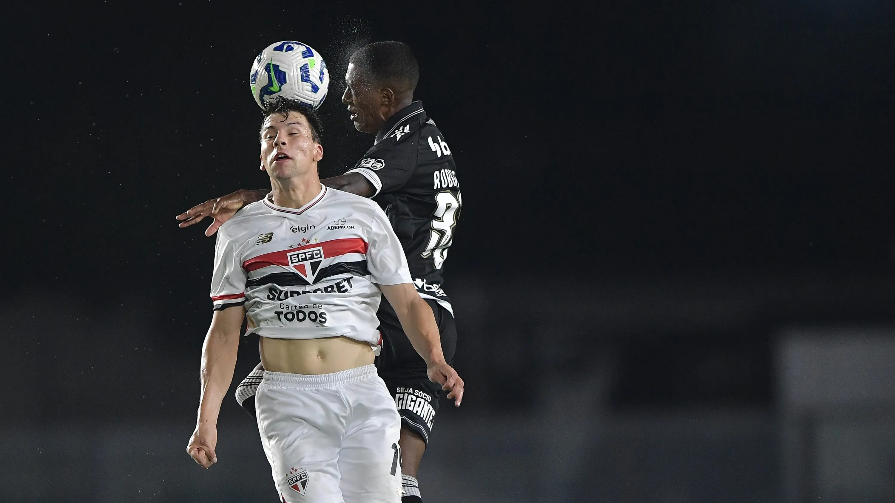 Jogador do Vasco durante partida contra o Sao Paulo no estadio Sao Januario pelo campeonato Brasileiro A 2025. Foto: Thiago Ribeiro/AGIF