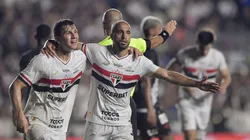 Lucas Moura jogador do Sao Paulo comemora seu gol com jogador da sua equipe durante partida contra o Vasco no estadio Sao Januario pelo campeonato Brasileiro A 2025. Foto: Thiago Ribeiro/AGIF
