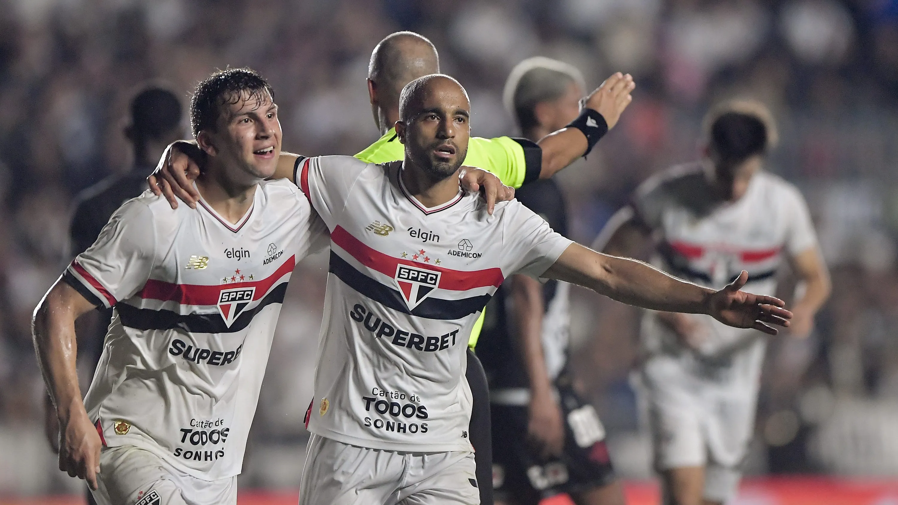 Lucas Moura jogador do Sao Paulo comemora seu gol com  jogador da sua equipe durante partida contra o Vasco no estadio Sao Januario pelo campeonato Brasileiro A 2025. Foto: Thiago Ribeiro/AGIF