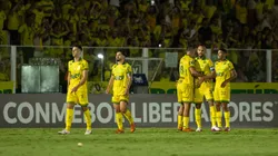 Jogadores do Mirassol comemoram vitória ao final da partida contra o Lanús. Foto: Joisel Amaral/AGIF