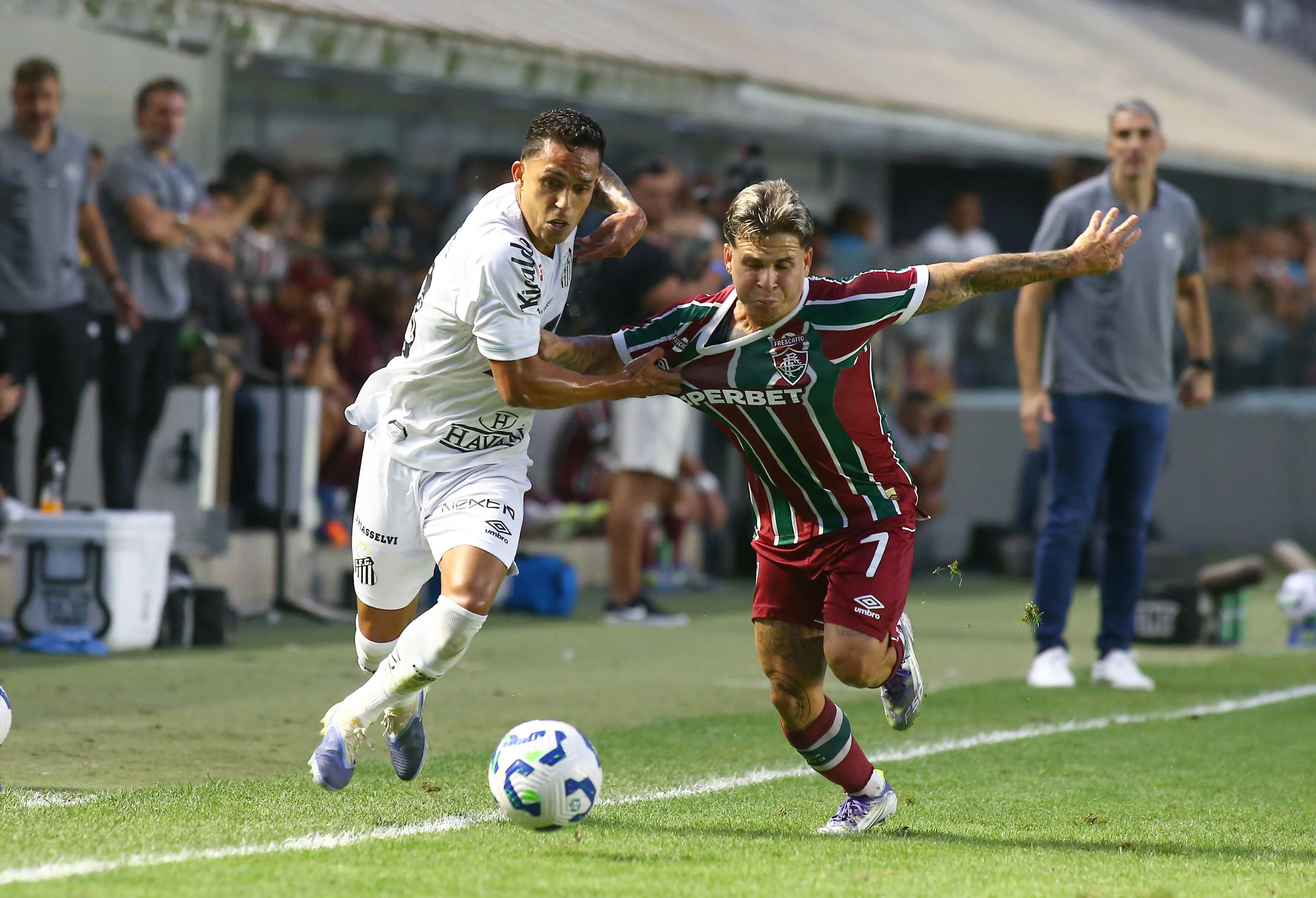 Igor Vinicius jogador do Santos durante partida contra o Fluminense no estadio Vila Belmiro pelo campeonato Brasileiro A 2025. Foto: Mauricio De Souza/AGIF