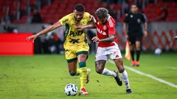 RS - PORTO ALEGRE - 18/05/2025 - BRASILEIRO A 2025, INTERNACIONAL X MIRASSOL - Wesley jogador do Internacional disputa lance com Reinaldo jogador do Mirassol durante partida no estadio Beira-Rio pelo campeonato Brasileiro A 2025. Foto: Maxi Franzoi/AGIF