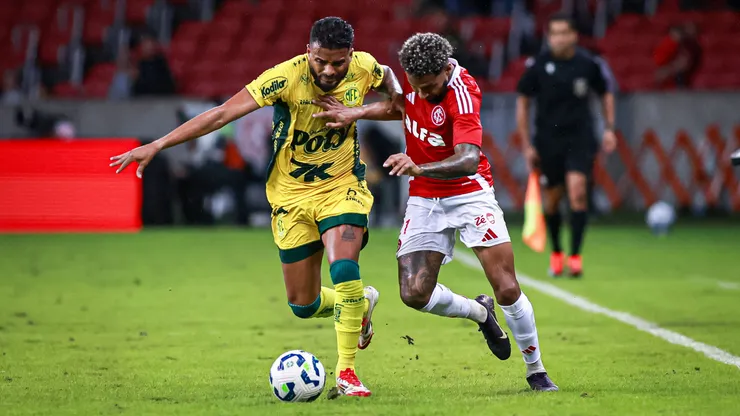 RS - PORTO ALEGRE - 18/05/2025 - BRASILEIRO A 2025, INTERNACIONAL X MIRASSOL - Wesley jogador do Internacional disputa lance com Reinaldo jogador do Mirassol durante partida no estadio Beira-Rio pelo campeonato Brasileiro A 2025. Foto: Maxi Franzoi/AGIF