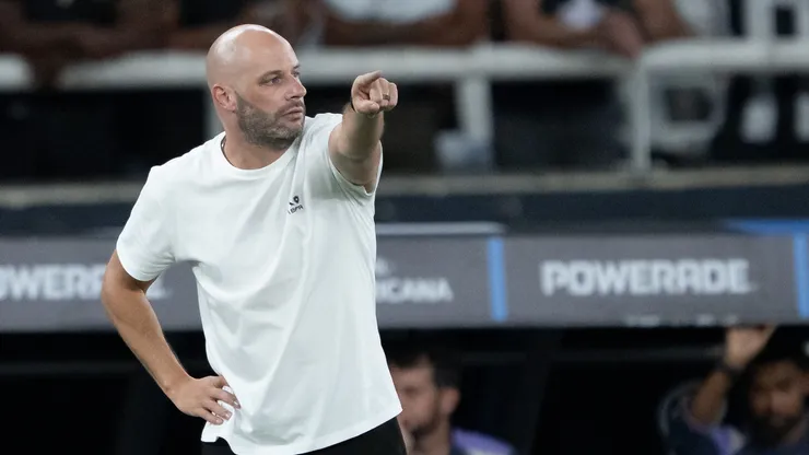 RJ - RIO DE JANEIRO - 09/04/2026 - COPA SUL-AMERICANA 2026, BOTAFOGO X CARACAS - Franclim Carvalho tecnico do Botafogo durante partida contra o Caracas no estadio Engenhao pelo campeonato Copa Sul-Americana 2026. Foto: Jorge Rodrigues/AGIF