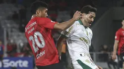 Julimar jogador do Athletico-PR disputa lance com jogador do Palmeiras durante partida no estadio Arena da Baixada pelo campeonato Brasileiro A 2024. Foto: Gabriel Machado/AGIF