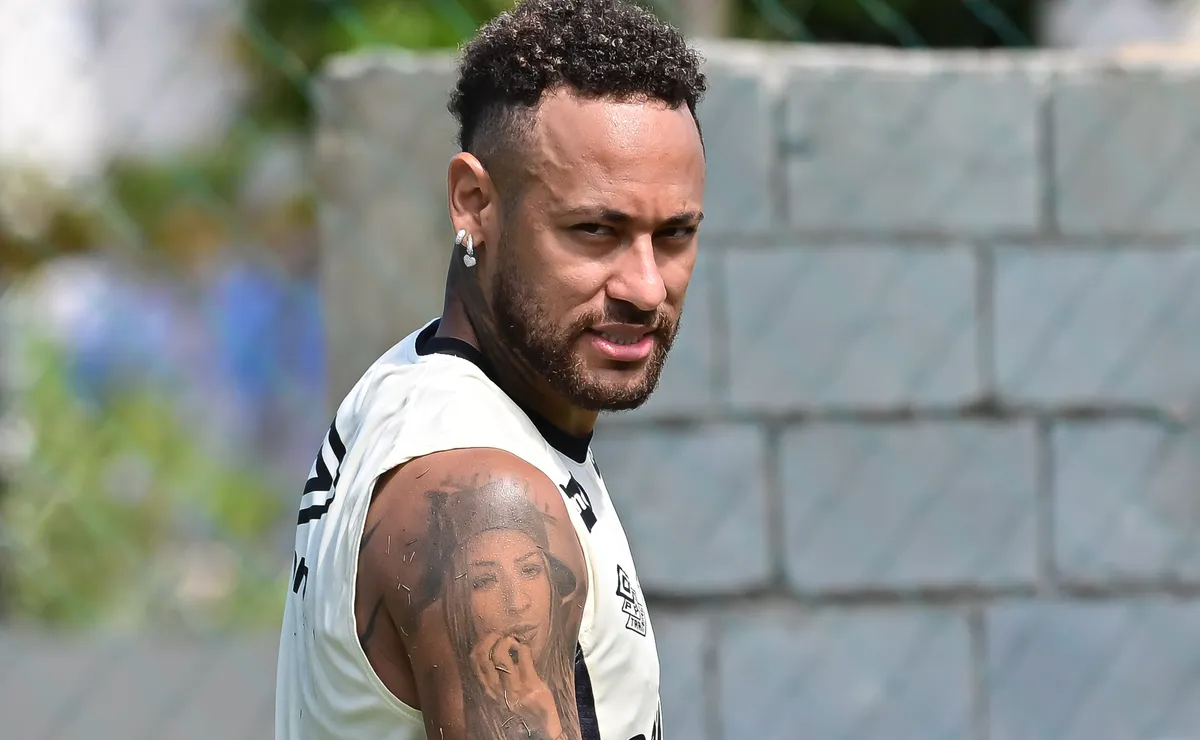 Neymar faz postagem envolvendo meme famoso, e declara, em bom humor, que sua perna sempre foi ‘torta’