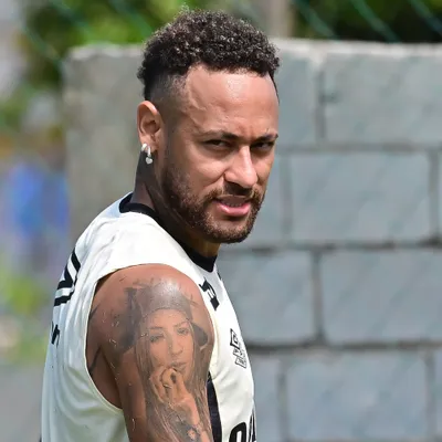 Neymar faz postagem sobre sua perna, e relembra meme famoso
