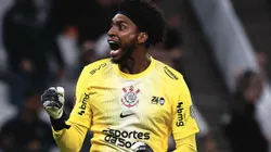 Hugo Souza está liberado para jogar contra o Vitória.