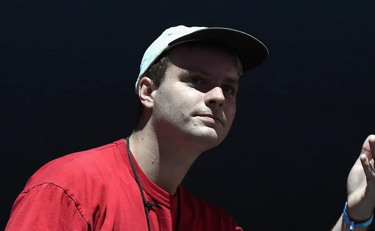 Após show em Porto Alegre, Mac DeMarco entra no clima do Gre-Nal e pisa em bandeira do Grêmio