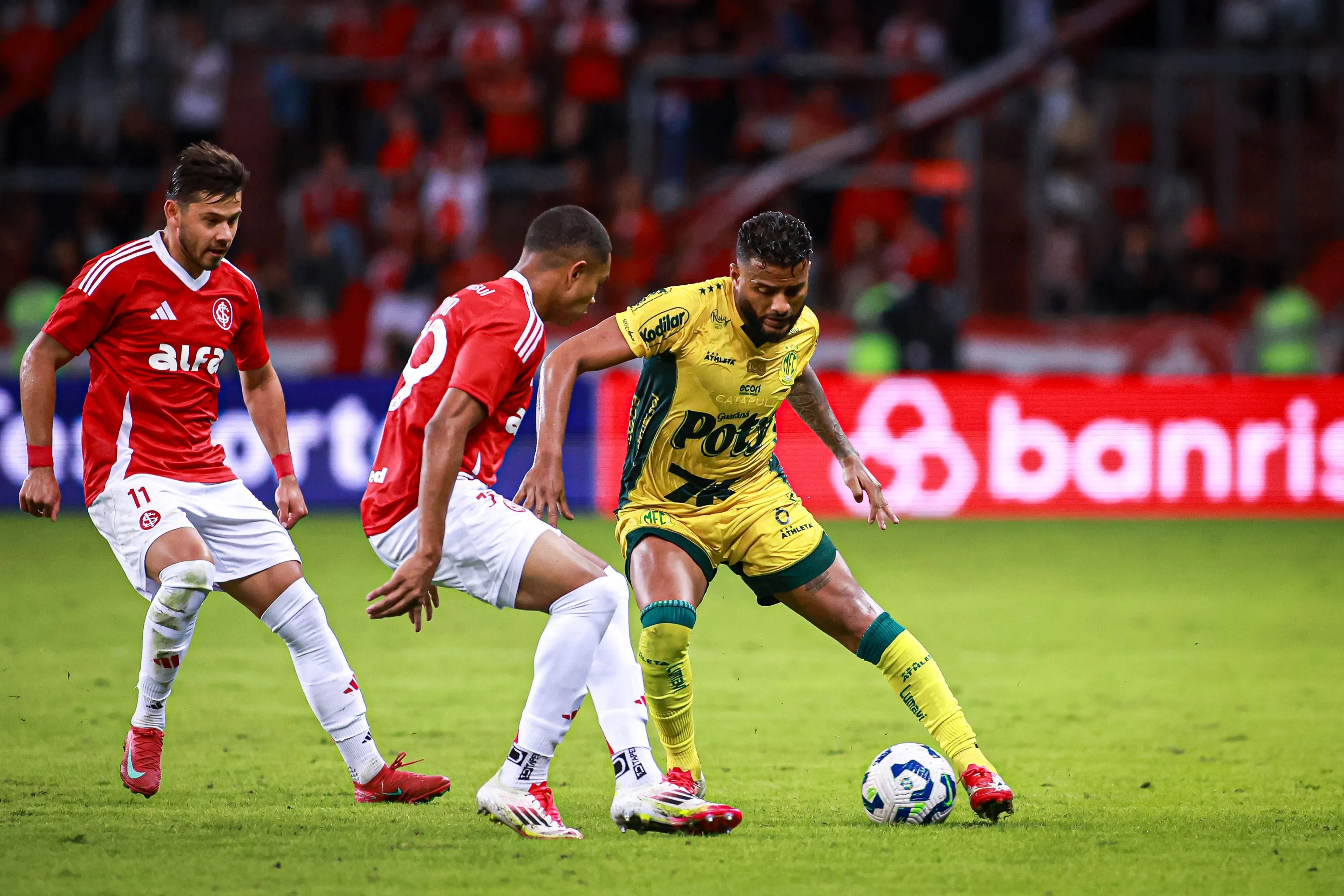 Braian Aguirre jogador do Internacional disputa lance com Reinaldo jogador do Mirassol durante partida no estadio Beira-Rio pelo campeonato Brasileiro A 2025. Foto: Maxi Franzoi/AGIF