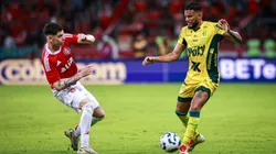 Ronaldo jogador do Internacional disputa lance com Reinaldo jogador do Mirassol. Foto: Maxi Franzoi/AGIF