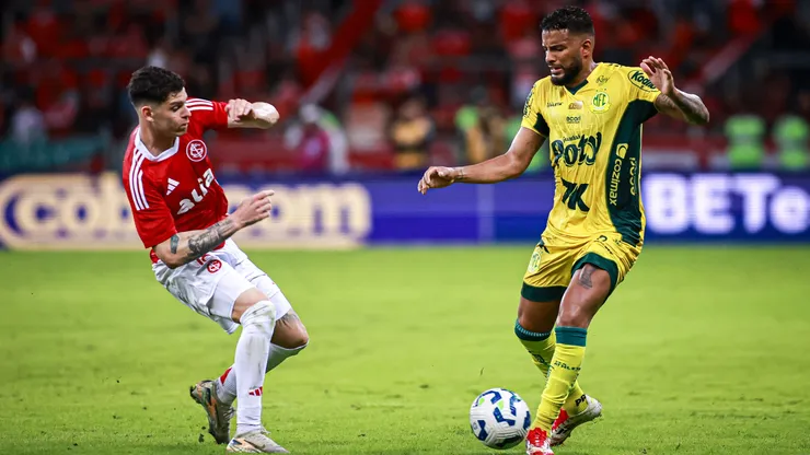 Ronaldo jogador do Internacional disputa lance com Reinaldo jogador do Mirassol. Foto: Maxi Franzoi/AGIF