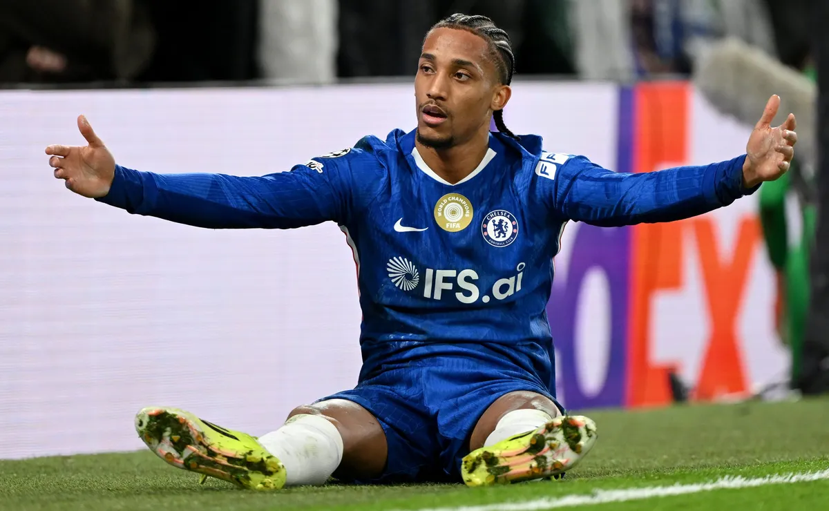 João Pedro sofre lesão no Chelsea, mas situação é menos preocupante que a de Estêvão