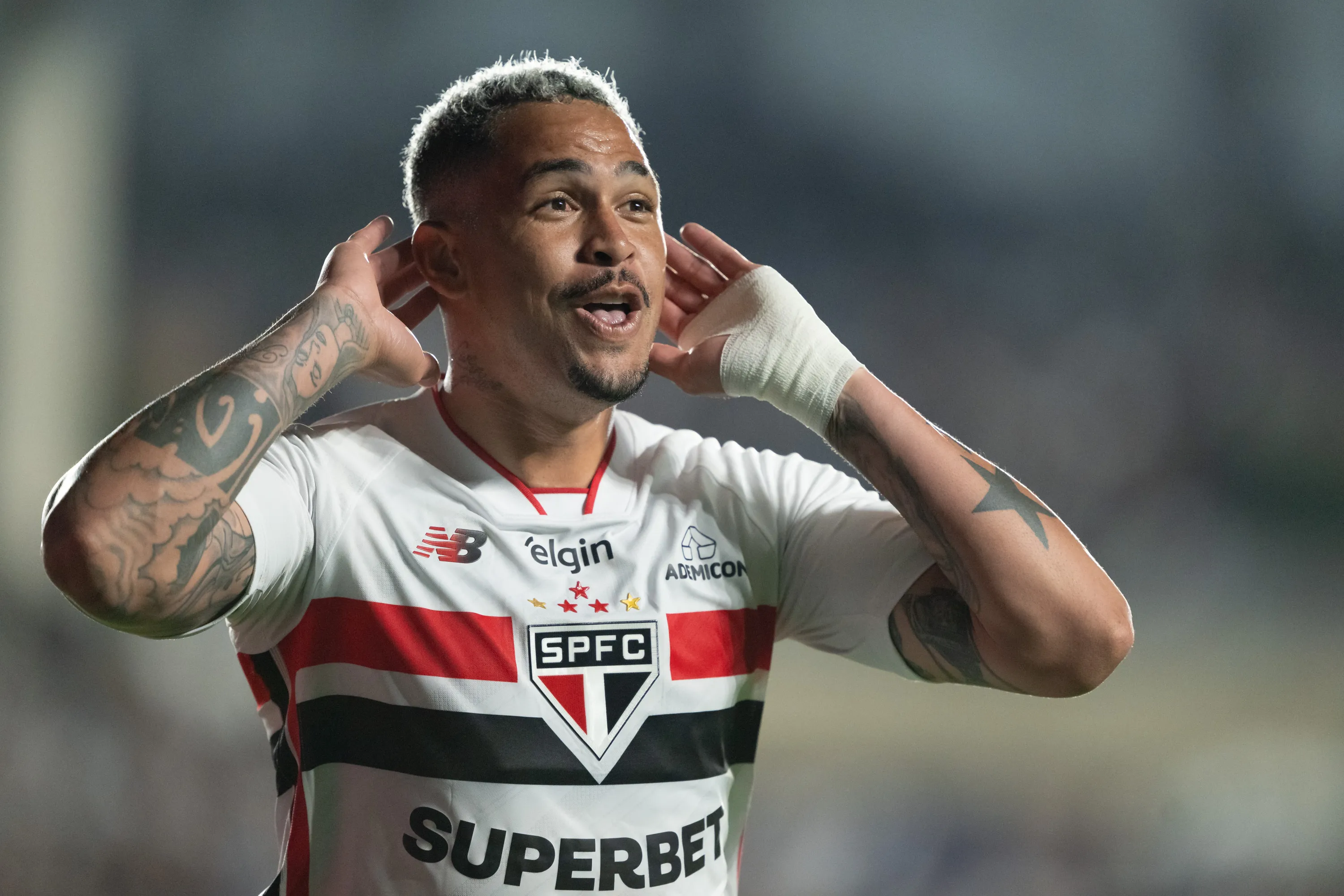 RJ – RIO DE JANEIRO – 18/04/2026 – BRASILEIRO A 2026, VASCO X SAO PAULO – Luciano jogador do Sao Paulo comemora seu gol durante partida contra o Vasco no estadio Sao Januario pelo campeonato Brasileiro A 2026. Foto: Jorge Rodrigues/AGIF