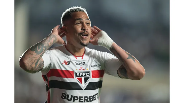 Luciano comemorando gol solitário. Foto: Jorge Rodrigues/AGIF